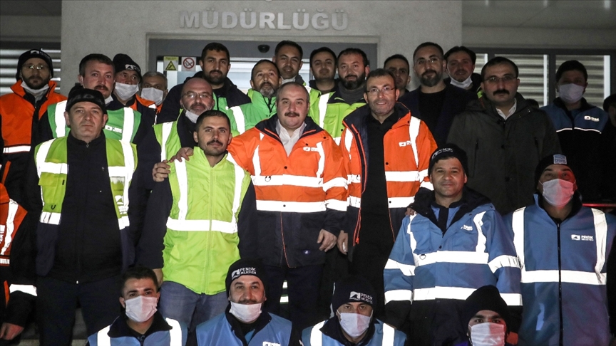 Bakan Varank, yeni yıla işçilerle birlikte girdi!