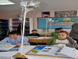 Hastanede Eğitim Gören Çocuklar, Derse Serum Şişeleriyle Giriyor
