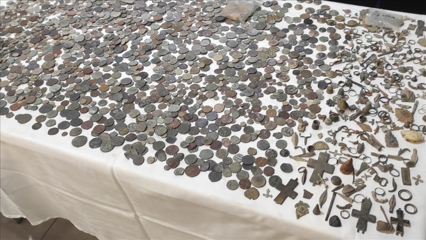 Ankara'da 16 bin 797 tarihi eser niteliği taşıyan sikke ve takı ele geçirildi