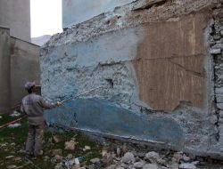 Eski Evler Görüntü Kirliliğine Karşı Buz Mavisi Kireçle Boyanıyor