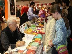 Yazar Ahmet Günbay Yıldız, Bursa 8. Kitap Fuarı'nda Kitaplarını İmzaladı