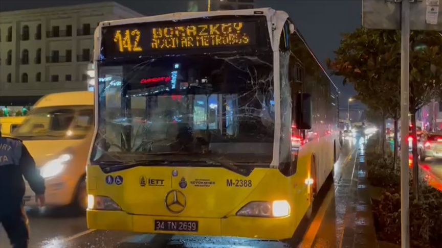 Esenyurt'ta İETT otobüsü, atık toplama kamyonuna çarptı!