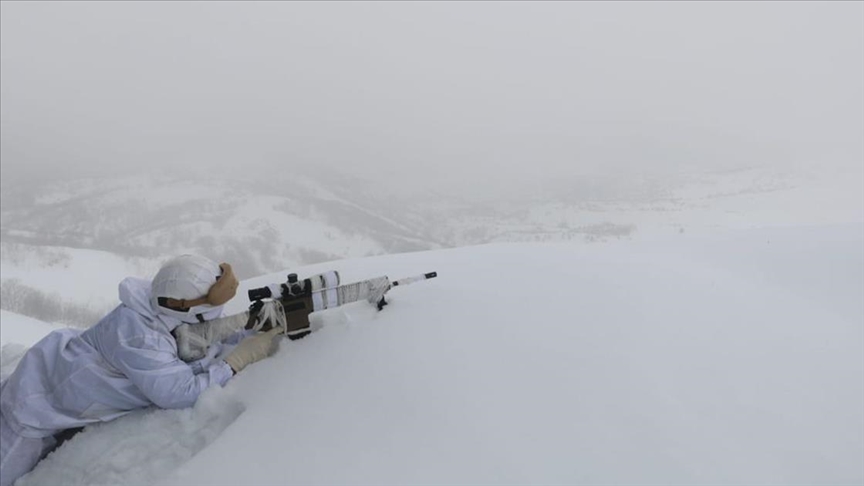Kahraman komandolar Tunceli dağlarını teröristlere dar ediyor