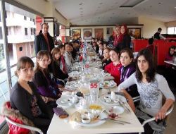 Kimse Yok Mu Kadınlar Günü'nde Bayan Öğrencileri Unutmadı