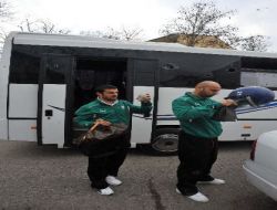 Bursasporlu Futbolcular, Polis Kaskı Takarak Taşlardan Korundu!