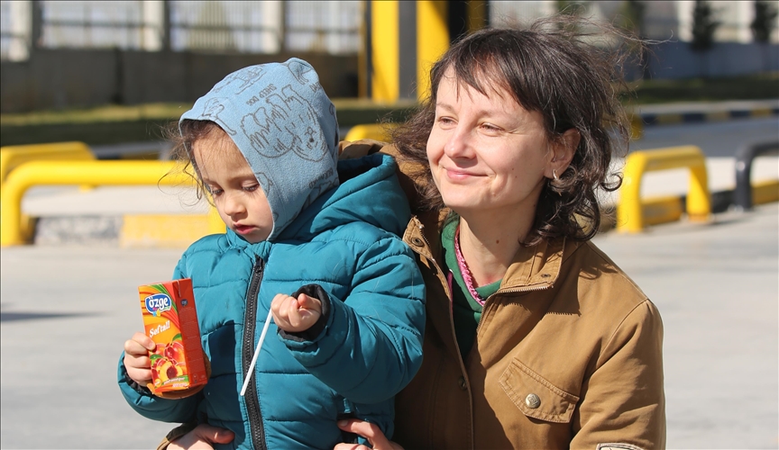 Ukrayna'yı terk eden Türk vatandaşları Türkiye'ye gelmeye başladı