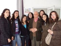 Öğrenciler Huzurevi Sakinlerini Sevindirdi
