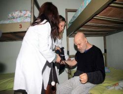 Sokakta Kalan Yaşlı Vatandaşa Barınma Evi Yetkilileri Sahip Çıktı