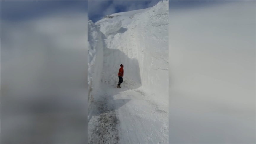 Van-Bahçesaray kara yoluna ÇIĞ düştü!