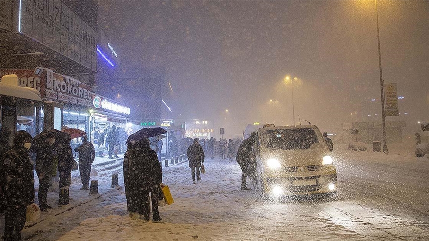 İstanbul'da yer yer tipiye dönüşen yoğun kar yağışı hayatı zorlaştırıyor