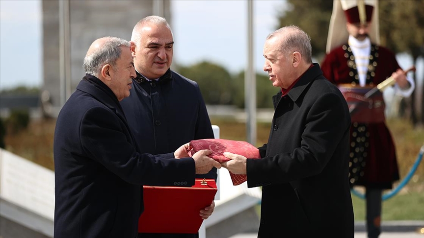 Osmanlı sancağı 129 yıl sonra Çanakkale'de..