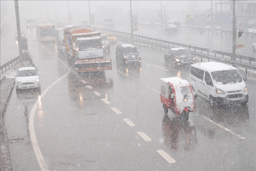 İstanbul Valisi Yerlikaya'dan beklenen kar yağışı için 'tedbirli olun' uyarısı