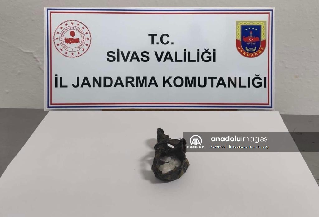 Şarkışla'da uyuşturucu ve sahte para operasyonu