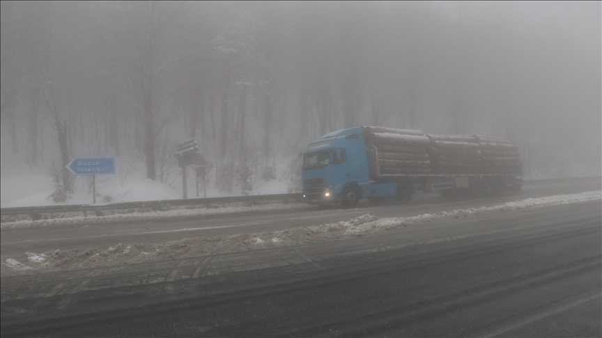 Bolu Dağı'nda kar ve sis etkili oluyor