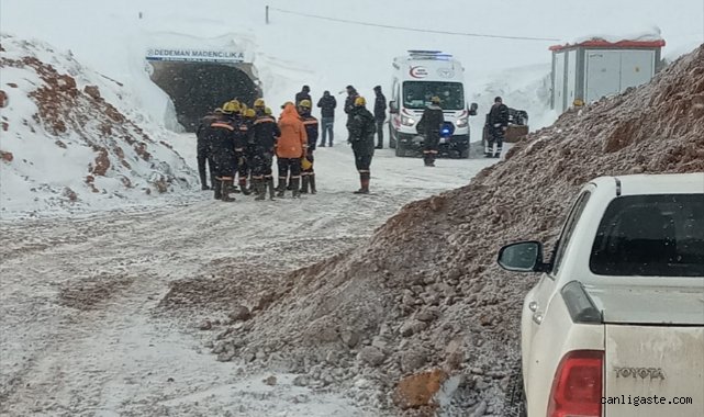 Maden ocağında göçük altında kalan 2 işçiden biri hayatını kaybetti!