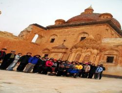 İshakpaşa Sarayı'nı Yılın İlk Turist Kafilesi Ziyaret Etti