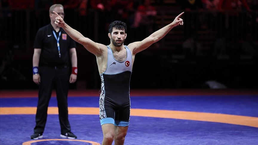 Milli güreşçi Murat Fırat, grekoromen stilde altın madalyanın sahibi oldu