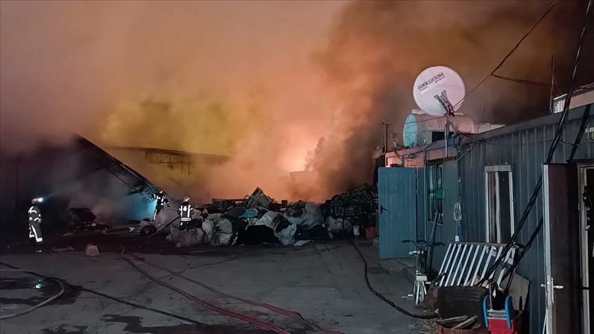 Ümraniye'de geri dönüşüm tesisinde yangın çıktı!