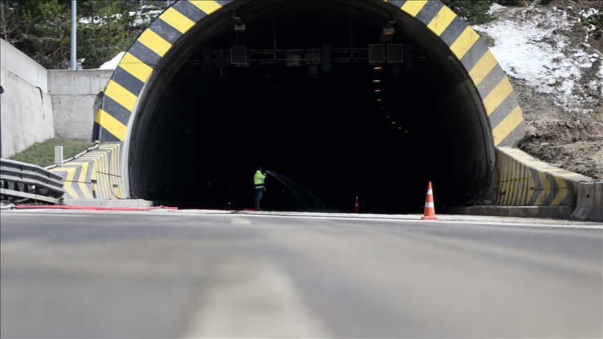 Heyelan nedeniyle kapanan Bolu Dağı Tüneli ulaşıma açıldı