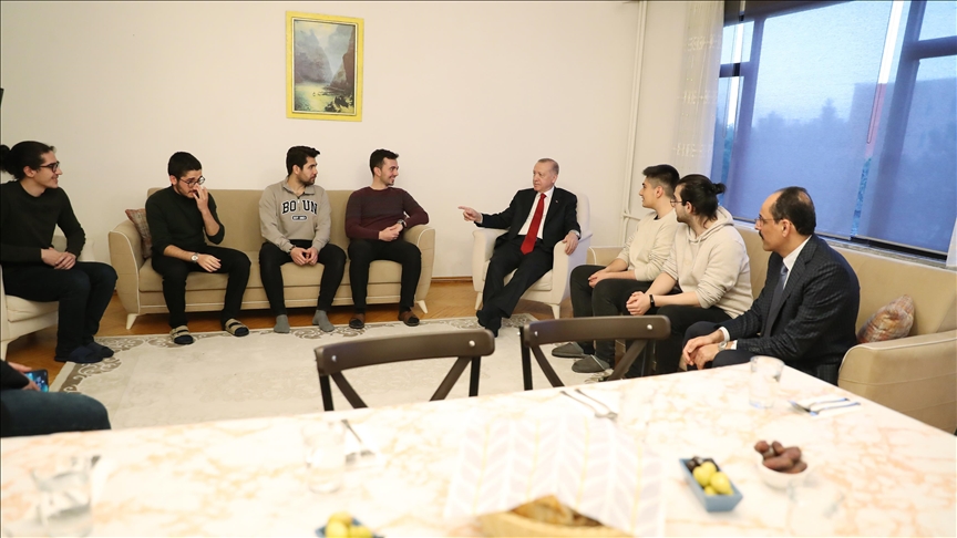 Cumhurbaşkanı Erdoğan iftarda öğrenci evine misafir oldu