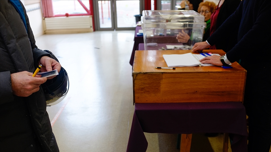 Fransa'da cumhurbaşkanı seçimi yapılıyor