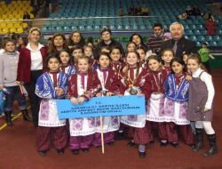 Minik Öğrenciler İlk Kez Katıldıkları Halk Oyunları Yarışmasında Birinci Oldu