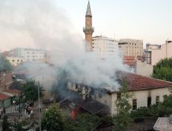 Afyonkarahisar'da Tarihi Cami Yandı