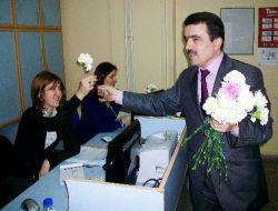 Kamuda Çalışan Bayan Memurlara Karanfil Dağıtıldı