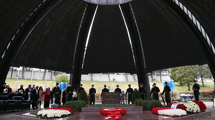 8. Cumhurbaşkanı Özal için İstanbul'da anma töreni yapıldı