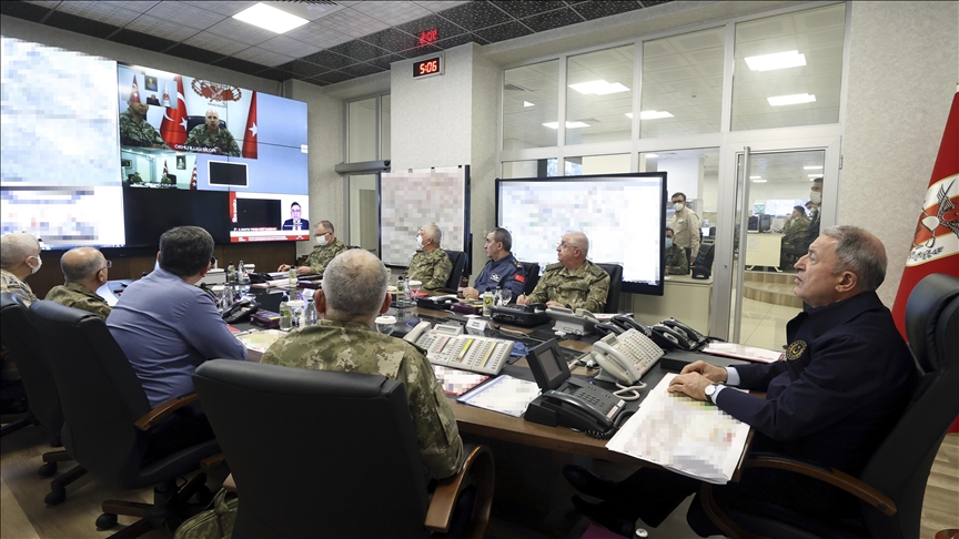 Akar, 'Pençe Kilit Operasyonu'nu komuta kademesiyle Harekat Merkezi'nden yönetti