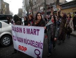 BDP, Dünya Kadınlar Günü'nde Bayan Polislere Karanfil Dağıttı!