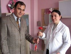 İl Sağlık Müdürü Doç. Dr. Vançelik: Kadın Sağlıkçılara Karanfil Dağıttı