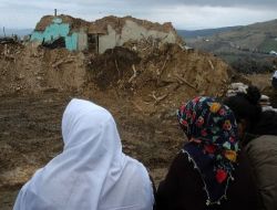 Deprem Bölgesinde Kurtarma Çalışmaları Sürüyor