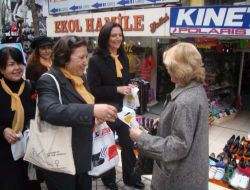 TDH'den Kadınlar Gününde Türkan Saylan'a Çelenk