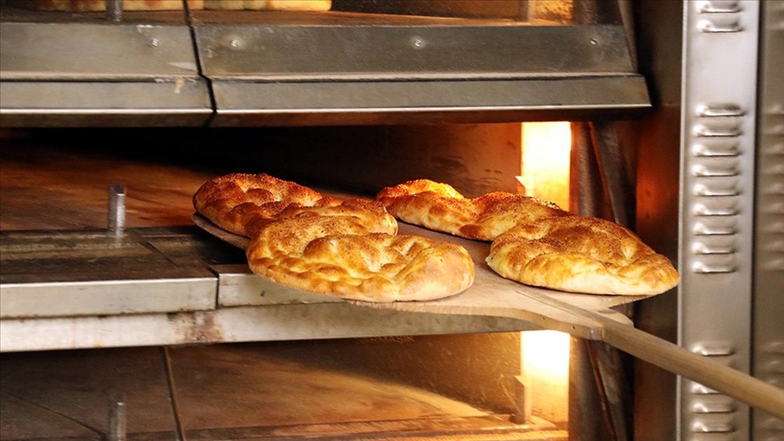 Erzurum'da üniversite öğrencileri fakültede ramazan pidesi mesaisinde