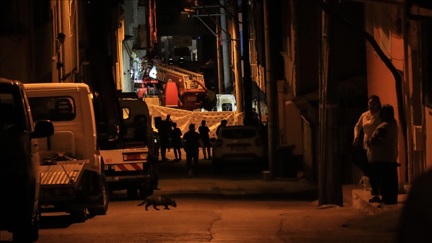 Bursa'da evlerin arasına düşen uçağın enkazı kaldırıldı!