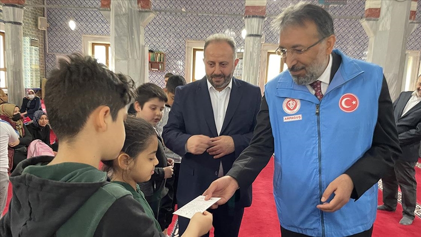 Türkiye Diyanet Vakfı'ndan yetim çocuklara bayram yardımı