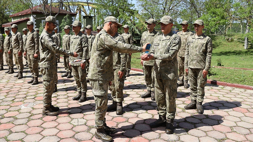 Sınırda görev yapan Mehmetçik kışlada komutanları ve silah arkadaşlarıyla bayramlaştı