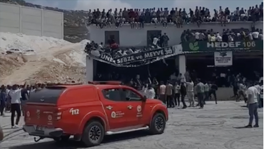 Antalya'da otomobil fuarında vatandaşların üzerine çıktığı tente çöktü