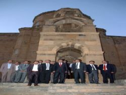 Bakan Yılmaz, Akdamar Anıt Kilisesi Müzesi'ni Gezdi
