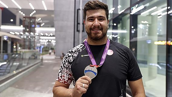 Gülle atmada milli atlet Alperen Karahan Türkiye rekoru kırdı