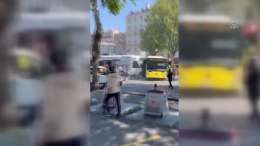 Fatih'te tramvay ile İETT otobüsü çarpıştı!