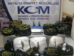 Uyuşturucu Nakliyatı Yapmak İçin Polisi Taklit Etmişler!!