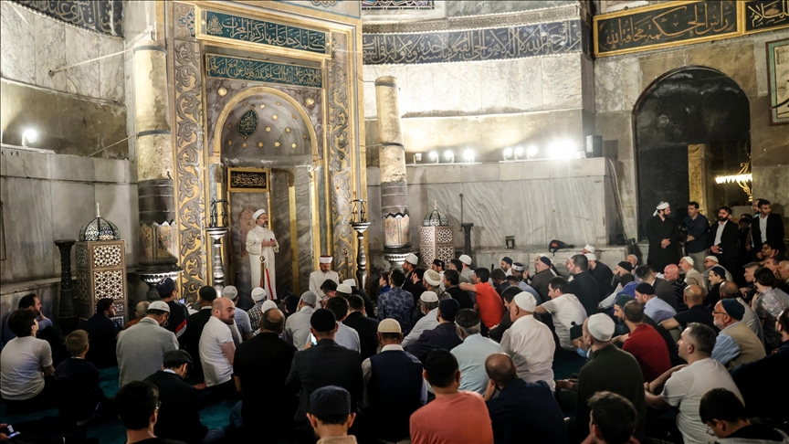 Diyanet İşleri Başkanı Erbaş, fethin yıl dönümünde İstanbul'da sabah namazı programına katıldı