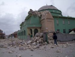 22 Yıllık Caminin Minaresi Yıkıldı!