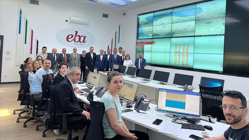 Milli Eğitim Bakanı Özer, LGS sürecinin canlı takip edildiği Sınav Koordinasyon Merkezi'ni ziyaret etti