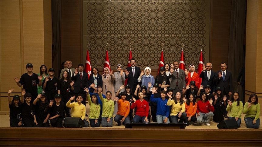 Emine Erdoğan: Okulda öğrendiklerinizle kendinize doğa dostu bir hayat kurun ve herkese örnek olacak şekilde yaşayın