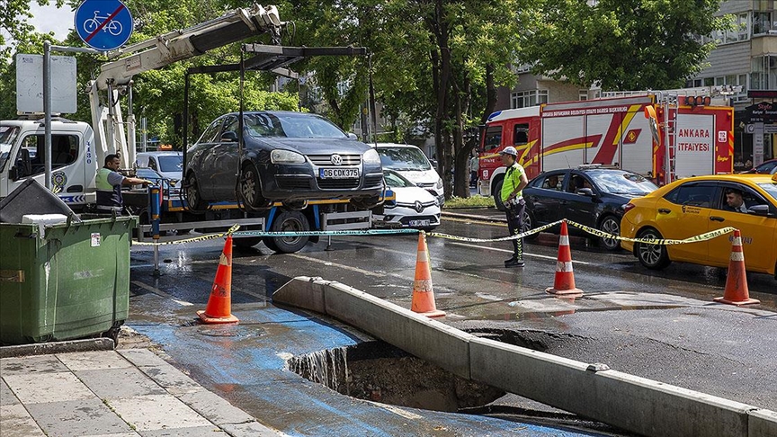 Başkentte sağanak sonrası yol çöktü!