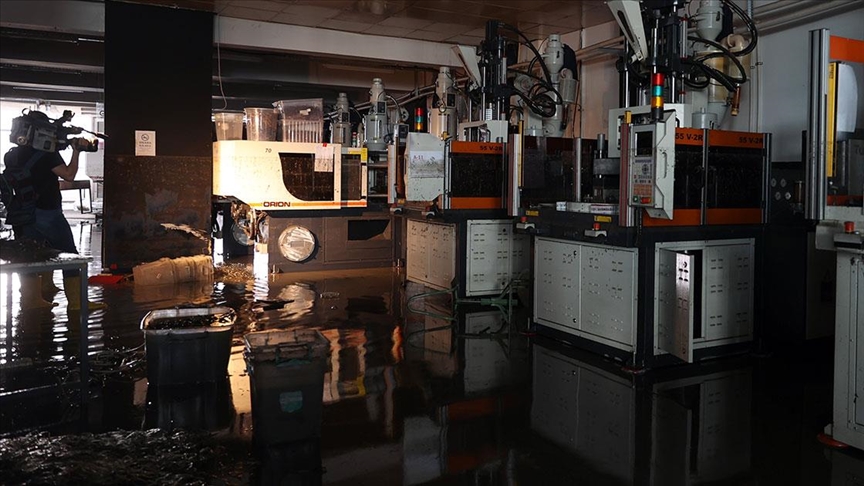 Ankara'daki sağanak nedeniyle 11 kişinin yaralandığı gözlük fabrikası kullanılmaz hale geldi