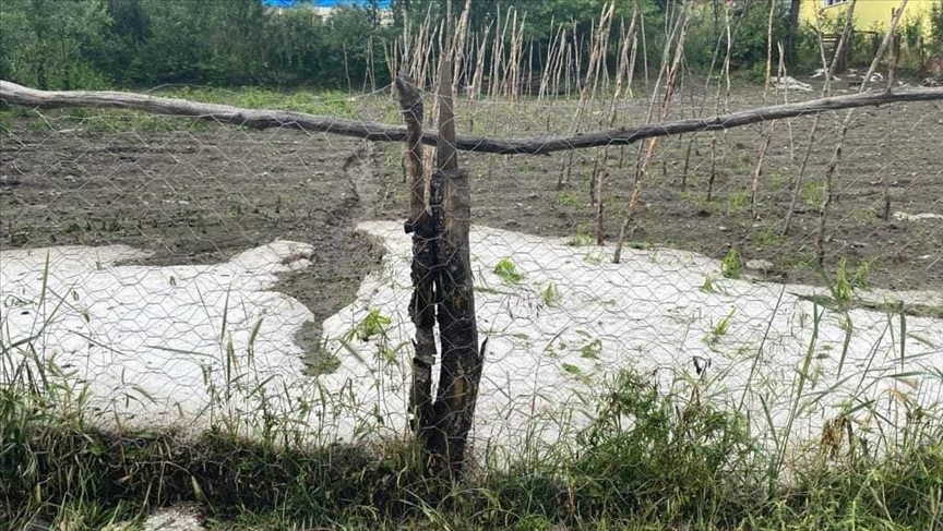 Tokat'ta dolu 2 köyü beyaza bürüdü